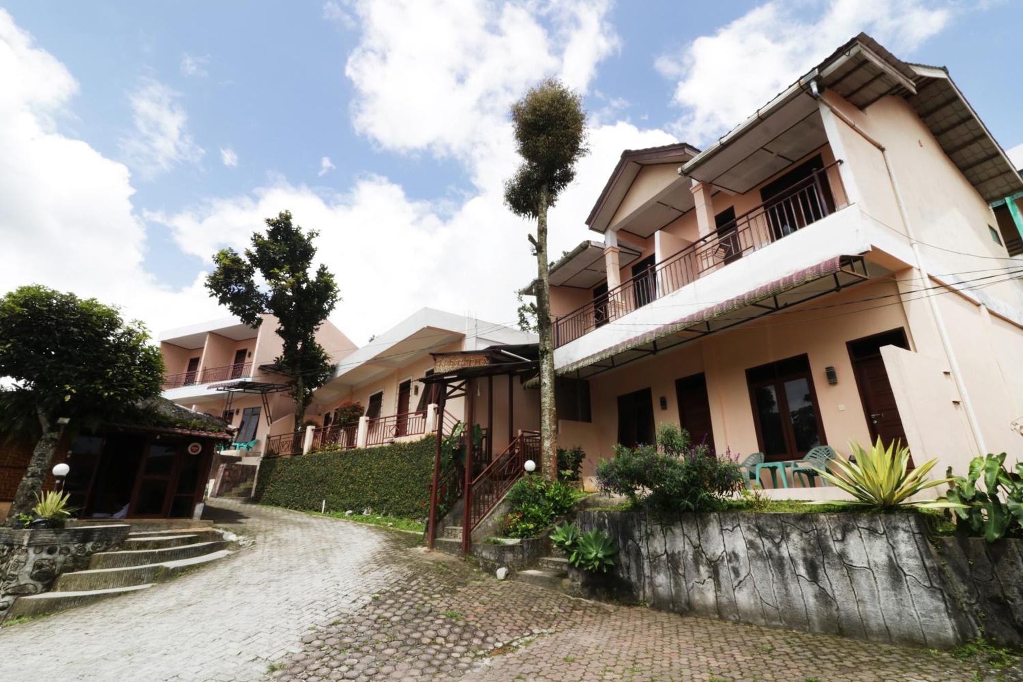 Villa Keluarga Bre Batunanggar Berastagi Buitenkant foto